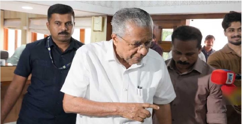 'നിങ്ങൾ വടിയും നീട്ടിപ്പിടിച്ച് നില്‍ക്കേണ്ടതില്ല, എന്തെങ്കിലും പറയാനുണ്ടേൽ ഞാൻ പറഞ്ഞോളാം', മാധ്യമപ്രവർത്തകരോട് ക്ഷുഭിതനായി പിണറായി വിജയൻ