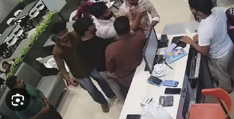 ചില്ലിചിക്കനൊപ്പം നല്‍കിയ നാരങ്ങയില്‍ നീരു പോരാ; ബാറ്റുകൊണ്ട് അടിയേറ്റ് ഹോട്ടലുടമയുടെ പല്ല് പോയി