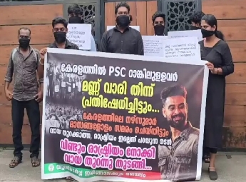 അന്നൊന്നും വാ തുറന്നു കണ്ടില്ലല്ലോ! വിദ്യാർഥി പ്രക്ഷോഭത്തെ പിന്തുണച്ചതിന് പിന്നാലെ ടൊവിനോയുടെ വീടിന് മുമ്പിൽ പ്രതിഷേധവുമായി യുവമോർച്ച