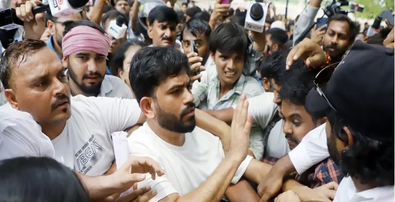 'ഞങ്ങളെ കോക്രോച്ചുകള്‍ എന്ന് വിളിച്ചതിന് നന്ദി': ധര്‍മേന്ദ്ര പ്രധാന്‍ രാജിക്ക് പിന്നാലെ ചീഫ് ജസ്റ്റിസ് സൂര്യകാന്തിനെ പരിഹസിച്ച് അഭിജീത് ദിപ്‌കെ
