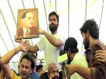 'എന്റെ മകന്‍ ഇനി വീട്ടിലേക്ക് മടങ്ങിവരണം'; ധര്‍മേന്ദ്ര പ്രധാന്റെ രാജിക്ക് പിന്നാലെ അഭിജീത് ദിപ്‌കെയുടെ അമ്മയുടെ വികാരനിര്‍ഭര പ്രതികരണം