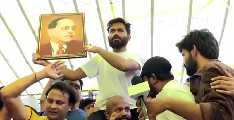 'എന്റെ മകന്‍ ഇനി വീട്ടിലേക്ക് മടങ്ങിവരണം'; ധര്‍മേന്ദ്ര പ്രധാന്റെ രാജിക്ക് പിന്നാലെ അഭിജീത് ദിപ്‌കെയുടെ അമ്മയുടെ വികാരനിര്‍ഭര പ്രതികരണം