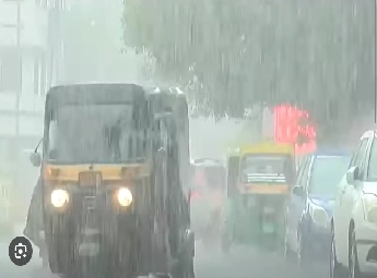 കേരളത്തിൽ മഴ ശക്തമാകുന്നു; നാളെ 11 ജില്ലകളിൽ ഓറഞ്ച് അലർട്ട്, കാസർകോടിന്റെ തീരങ്ങളിൽ കടലാക്രമണം രൂക്ഷം, വയനാട് ജില്ലയിൽ നാളെ അവധി