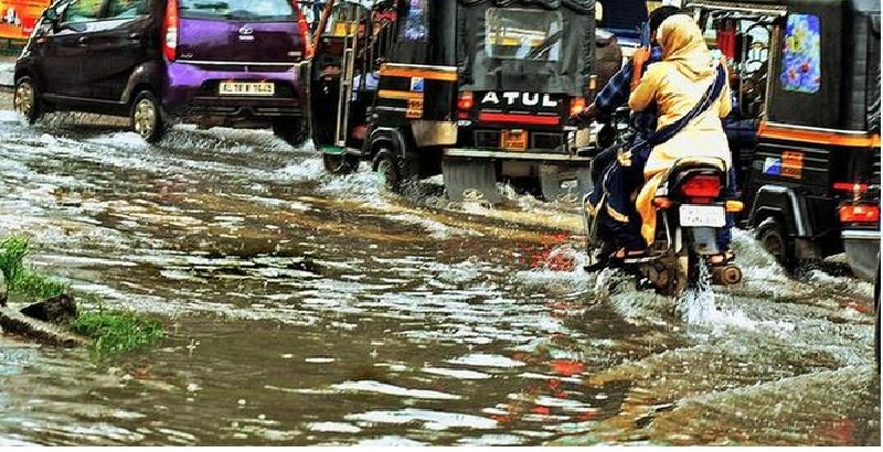 അതിതീവ്ര മഴ പെയ്തിറങ്ങി; മുന്നറിയിപ്പ് എവിടെ? റെഡ് അലർട്ട് പുറപ്പെടുവിച്ചത് എപ്പോൾ? നിയന്ത്രണങ്ങളുണ്ടെങ്കിൽ അറിയാൻ എന്തുചെയ്യണം?