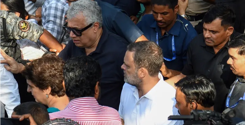 എസ് ഐ ആര്‍ പ്രതിഷേധം: രാഹുല്‍ ഗാന്ധിയെയും പ്രതിപക്ഷ നേതാക്കളെയും കസ്റ്റഡിയിലെടുത്തു