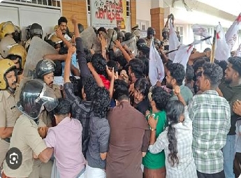കേന്ദ്ര സർവകലാശാലയിൽ വിദ്യാർഥി പ്രതിഷേധം ഇരമ്പി; വന്ദേമാതരം സെമിനാർ നിർത്തിവെച്ചു; വിമർശനവുമായി ​ഗവർണർ