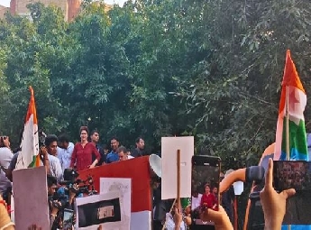 ജനക്കൂട്ടം നിയന്ത്രണാതീതം, പിന്‍വാങ്ങണമെന്ന് പൊലീസ്; പ്രതിഷേധ മാര്‍ച്ച് സുപ്രീം കോടതിക്ക് സമീപം; സംഘര്‍ഷഭരിതം