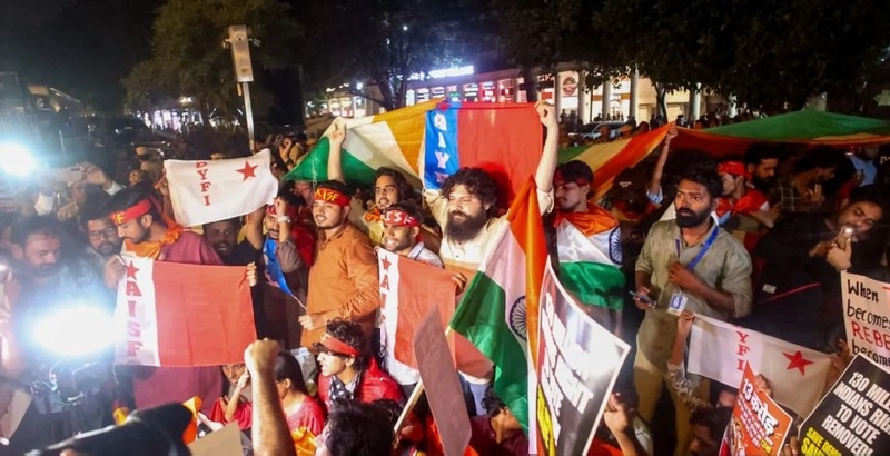 തിരംഗ മാർച്ച്: സമര കേന്ദ്രമായി കൊണാട്ട് പ്ലെയ്സ്; അഭിജിത് ദീപ്കെയും നേഹ ബോറയും കസ്റ്റഡിയിൽ, ദേശീയ പതാകയുമായി പ്രതിഷേധിച്ച് പ്രവർത്തകർ