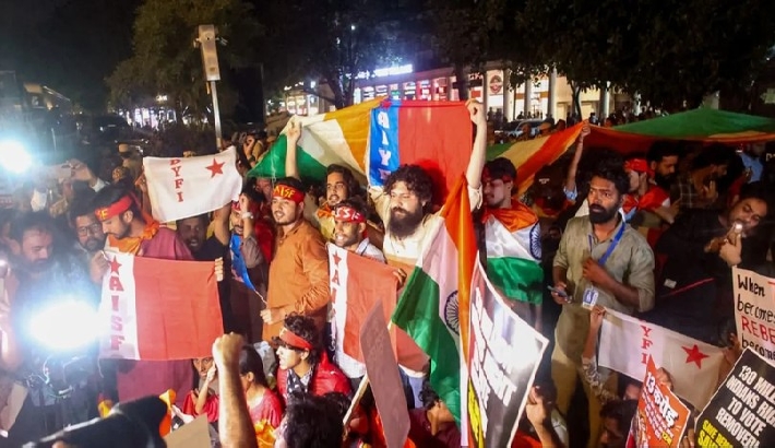തിരംഗ മാർച്ച്: സമര കേന്ദ്രമായി കൊണാട്ട് പ്ലെയ്സ്; അഭിജിത് ദീപ്കെയും നേഹ ബോറയും കസ്റ്റഡിയിൽ, ദേശീയ പതാകയുമായി പ്രതിഷേധിച്ച് പ്രവർത്തകർ തിരംഗ മാർച്ച്: സമര കേന്ദ്രമായി കൊണാട്ട് പ്ലെയ്സ്; അഭിജിത് ദീപ്കെയും നേഹ ബോറയും കസ്റ്റഡിയിൽ, ദേശീയ പതാകയുമായി പ്രതിഷേധിച്ച് പ്രവർത്തകർ