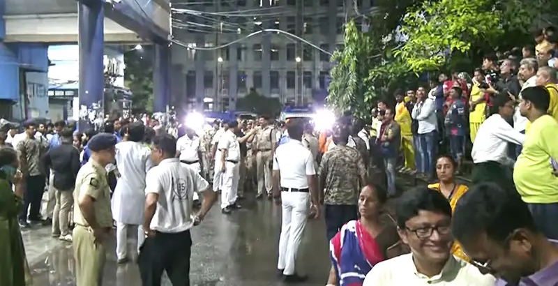 ദുര്‍ഗാപൂജ പന്തല്‍ തകര്‍ന്ന് നിരവധി പേര്‍ മരിച്ചു; മരിച്ചവരുടെ കുടുംബങ്ങള്‍ക്ക് രണ്ടു ലക്ഷം പ്രഖ്യാപിച്ചു