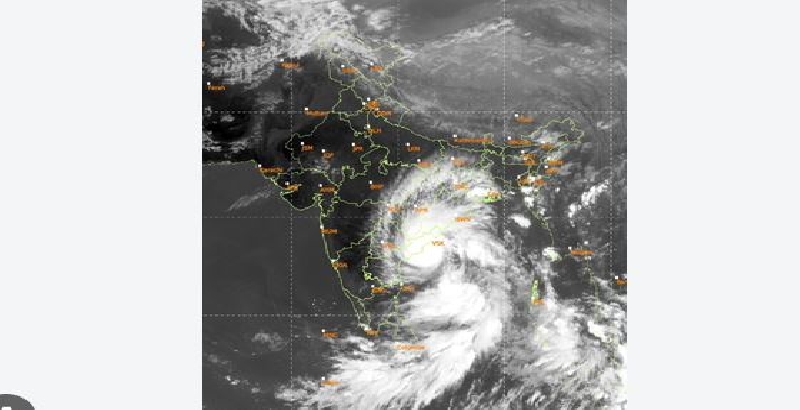 140 കിലോമീറ്റർ വേ​ഗത്തിൽ അർണബ് ചുഴലിക്കാറ്റ് ആന്ധ്ര തീരത്തേക്ക്; ഒരു ലക്ഷം പേരെ മാറ്റിപ്പാർപ്പിച്ചു, വിദ്യാഭ്യാസ സ്ഥാപനങ്ങൾക്ക് അവധി, 72 ട്രെയിനുകൾ റദ്ദാക്കി