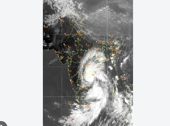 140 കിലോമീറ്റർ വേ​ഗത്തിൽ അർണബ് ചുഴലിക്കാറ്റ് ആന്ധ്ര തീരത്തേക്ക്; ഒരു ലക്ഷം ...