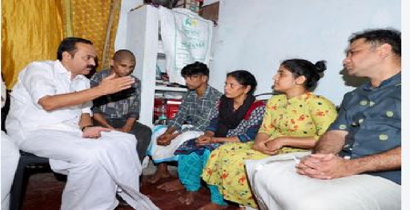 ചേരാനല്ലൂർ വാഹനാപകടം: ജയബാലകൃഷ്ണന്റെ വീട്ടിലെത്തി മുഖ്യമന്ത്രി വി ഡി സതീശൻ; സര്‍ക്കാര്‍ ഒപ്പമുണ്ടെന്ന് ഉറപ്പു നല്‍കിയെന്ന് ഭദ്രകീര്‍ത്തി